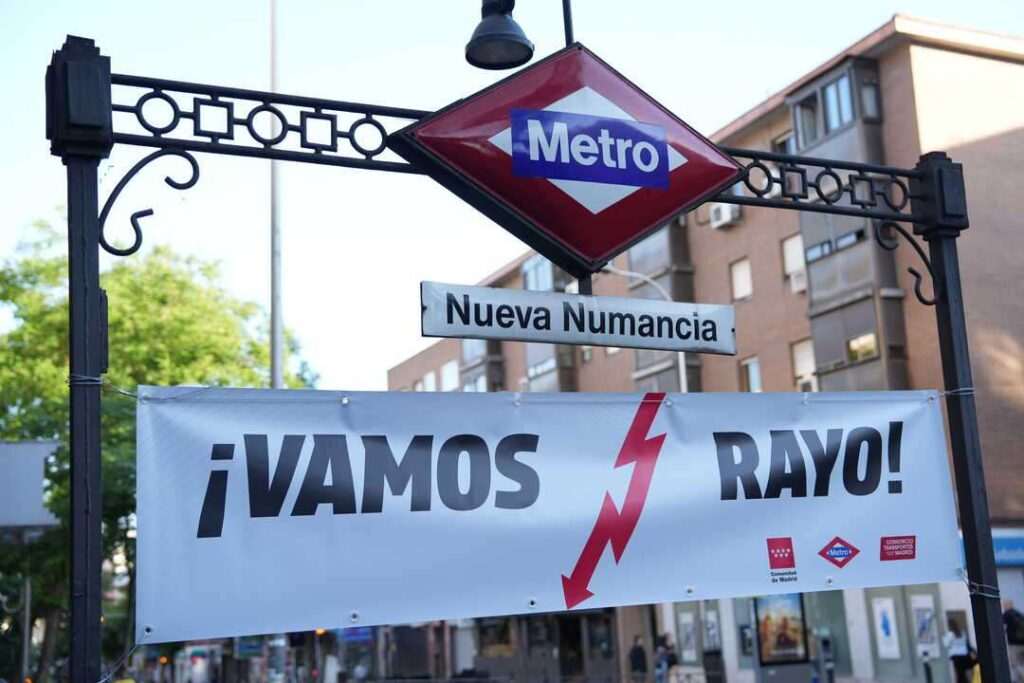 Madrid viste el Metro de Vallecas con colores del Rayo para la Conference League
