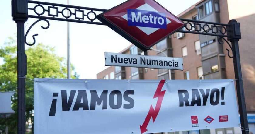 Madrid viste el Metro de Vallecas con colores del Rayo para la Conference League