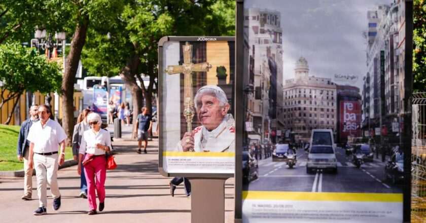 Muestra fotográfica en el paseo de Recoletos celebra las visitas de Juan Pablo II y Benedicto XVI a Madrid