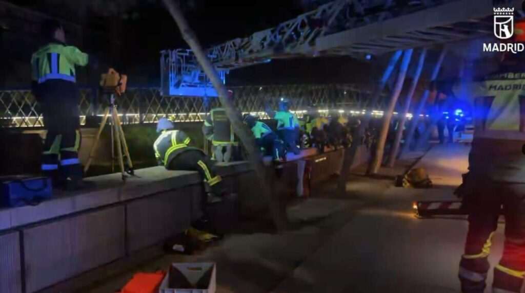 Mujer en estado crítico tras caer en el río Manzanares durante un paseo por la avenida