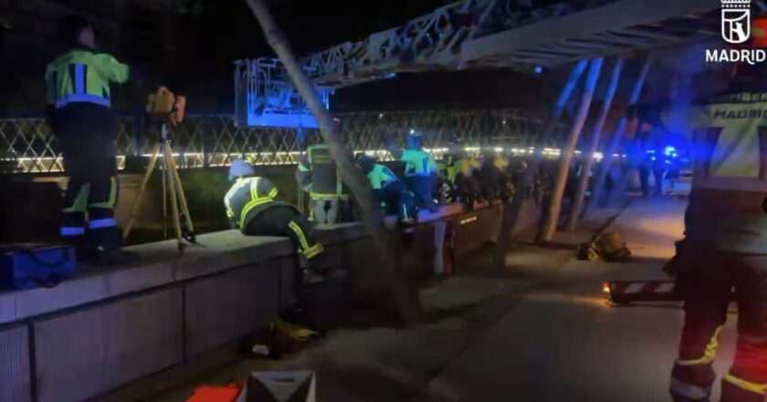 Mujer en estado crítico tras caer en el río Manzanares durante un paseo por la avenida