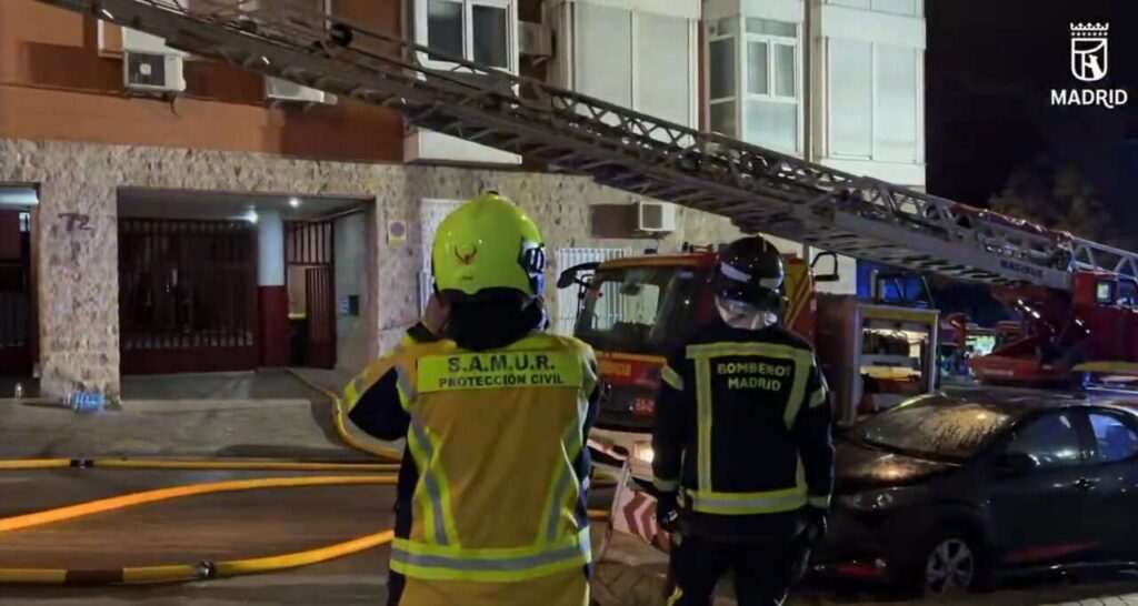 Tres personas heridas por inhalación de humo en un incendio en Ciudad Lineal