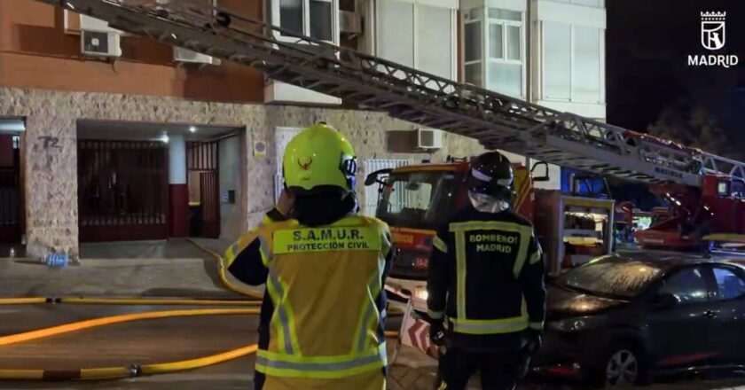 Tres personas heridas por inhalación de humo en un incendio en Ciudad Lineal