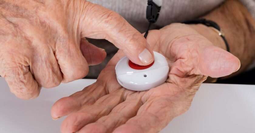 Teleasistencia gratuita para madrileños mayores de 85 años a partir de 2027: un nuevo apoyo esencial