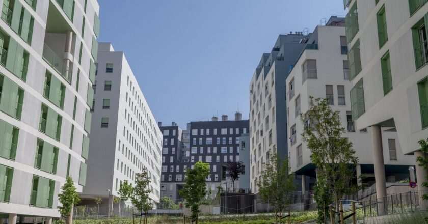 Comunidad de Madrid impulsa la construcción de 18,000 viviendas de protección pública para atender la demanda habitacional