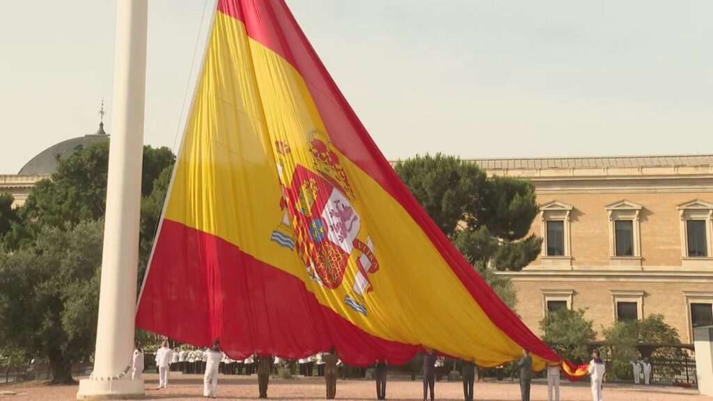La Armada Retira la Bandera de España en la Plaza de Colón por Fuertes Vientos hasta el Lunes