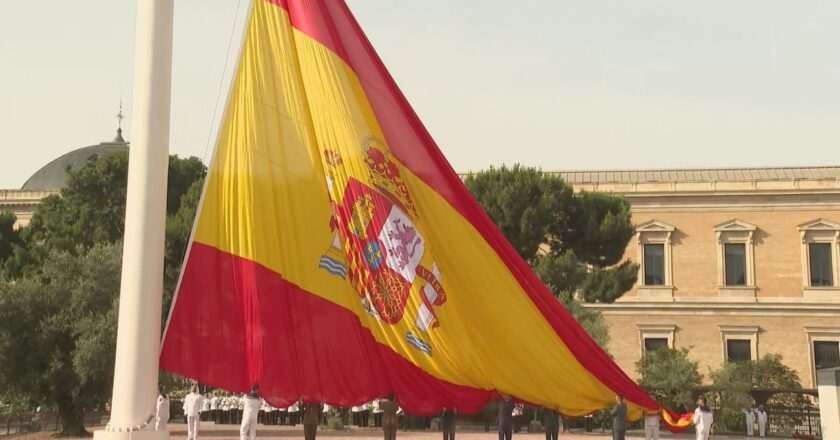 La Armada Retira la Bandera de España en la Plaza de Colón por Fuertes Vientos hasta el Lunes