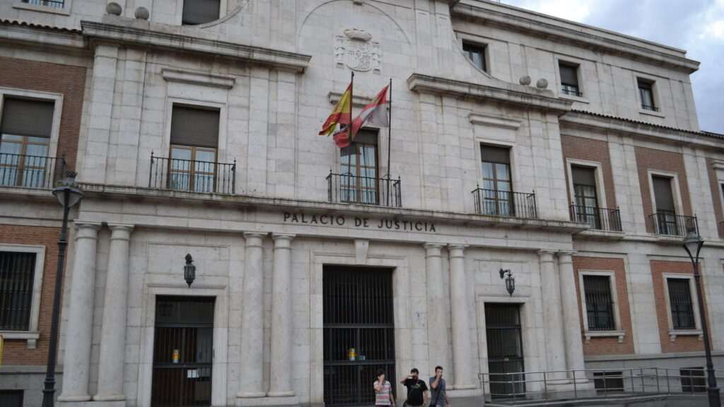 Hombre sentenciado a 23 años de prisión por asesinar a su novia con 45 puñaladas en Villaverde