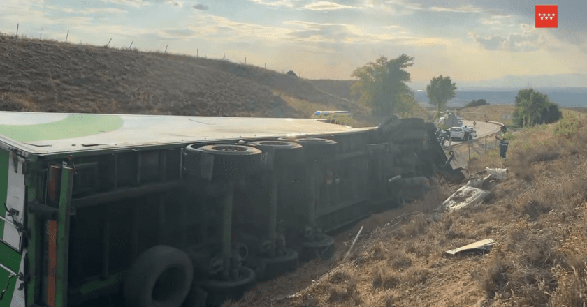 Camionero gravemente herido al volcar su tráiler en Cobeña: Últimas noticias y detalles del accidente