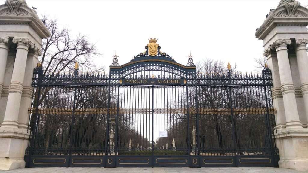 Cierre del Retiro por Vientos Fuertes: Nuevo Protocolo del Ayuntamiento de Madrid en Acción