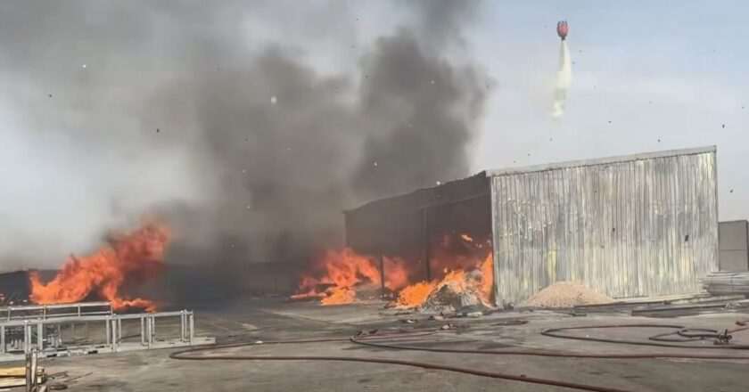 Incendio en Ciempozuelos: Trece dotaciones de bomberos combaten fuego en nave de aluminio
