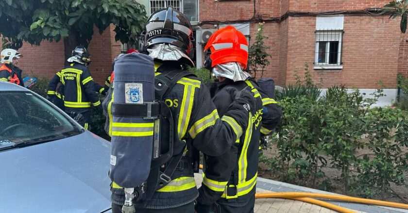 Hombre en estado crítico tras devastador incendio en Villaverde