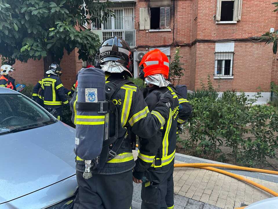 Hombre en estado crítico tras devastador incendio en Villaverde