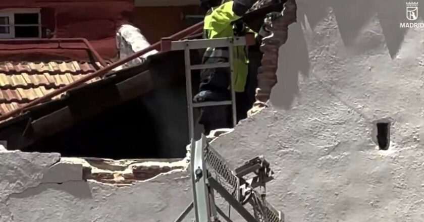 Impactante accidente: Grúa se desploma en Tetuán sin causar heridos