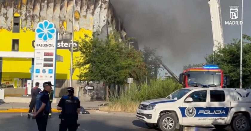 Impactante incendio consume nave de trasteros en Villaverde