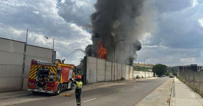 Impactante incendio de chatarra en Vicálvaro: afortunadamente, sin heridos