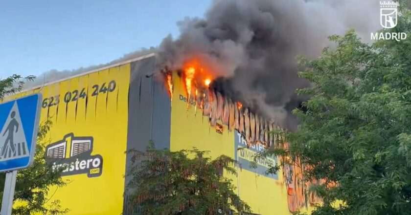 Incendio en Villaverde: 12 horas de lucha contra las llamas y aún sin control