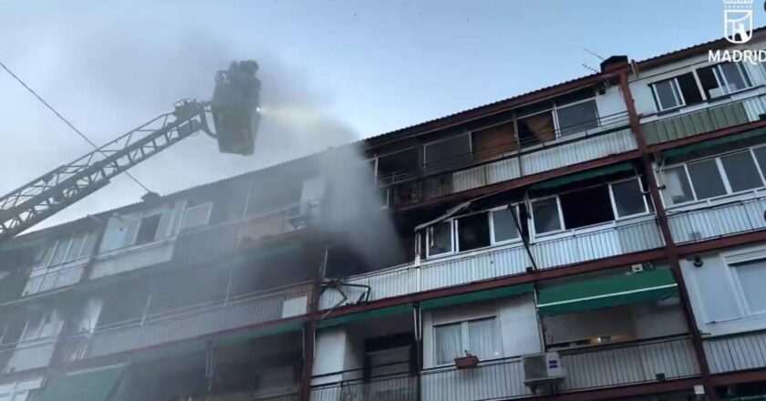 Mujer en estado crítico tras incendio en la calle Sánchez Preciado