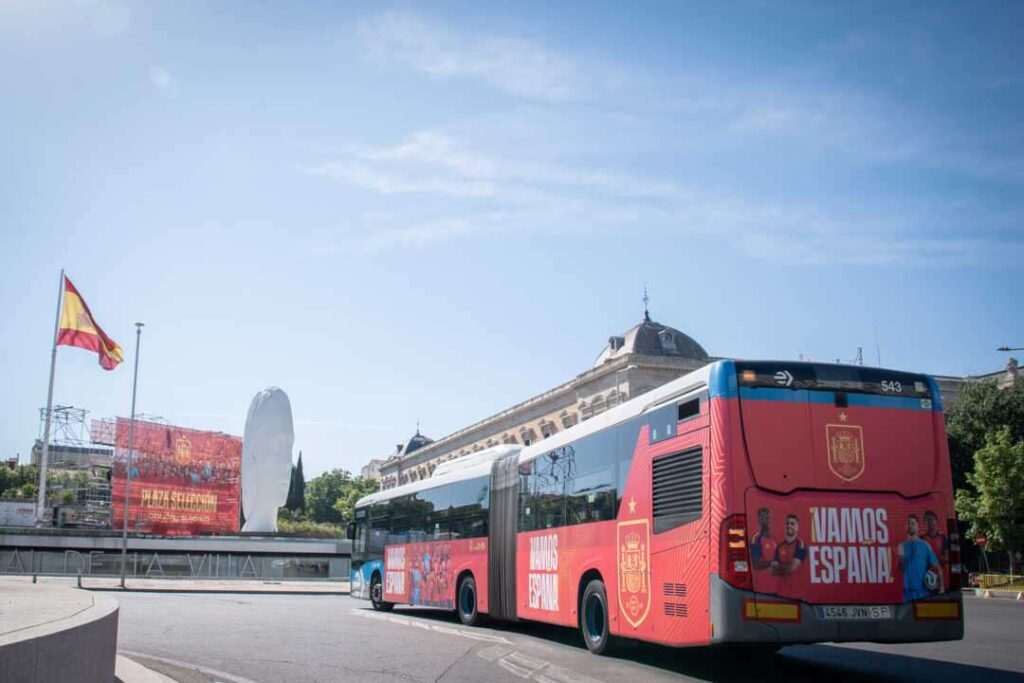 Nuevo autobús de EMT Madrid impulsa el apoyo a España