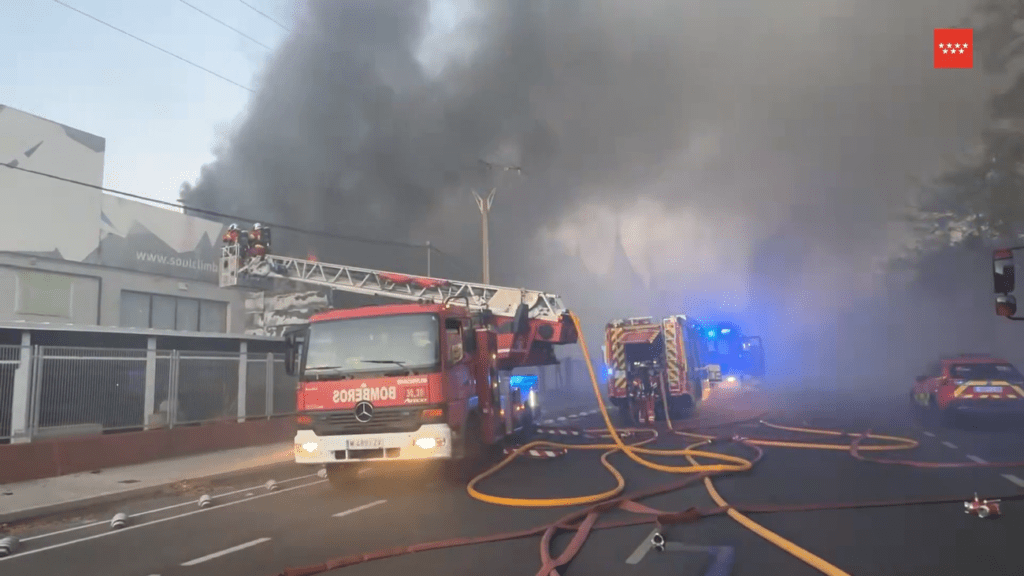 Incendio devastador en un almacén y bazar de Leganés: Destrozos y evacuaciones