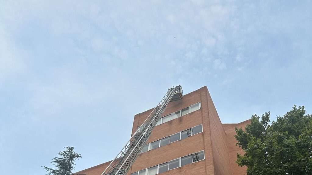 Incendio Controlado en la Azotea de la Facultad de Derecho de la Universidad Complutense