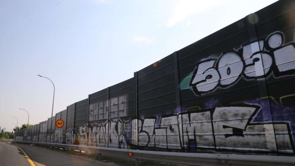 Alcobendas solicita al Gobierno la eliminación de graffiti en las pantallas acústicas de la A-1