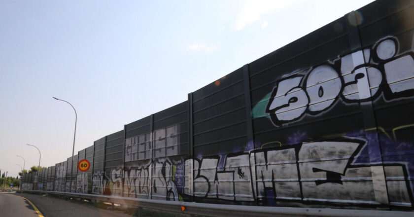 Alcobendas solicita al Gobierno la eliminación de graffiti en las pantallas acústicas de la A-1