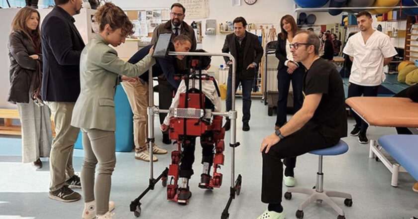 El Centro de Educación Especial Monte Abantos en Las Rozas incorpora un innovador exoesqueleto para mejorar la movilidad de sus estudiantes