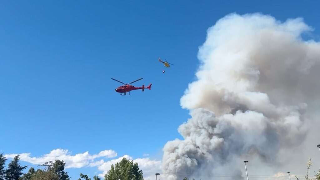 Madrid refuerza su lucha contra el incendio de La Mierla en Guadalajara con la incorporación de dos helicópteros bombarderos adicionales