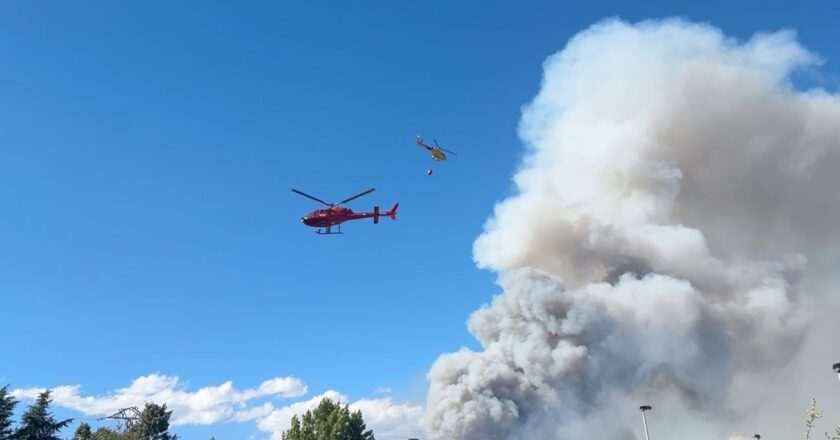 Madrid refuerza su lucha contra el incendio de La Mierla en Guadalajara con la incorporación de dos helicópteros bombarderos adicionales