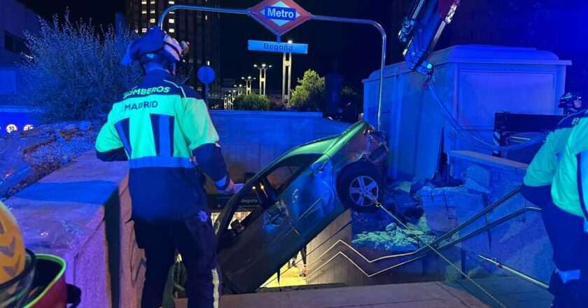 Coche se precipita por las escaleras del Metro de Begoña en impactante accidente