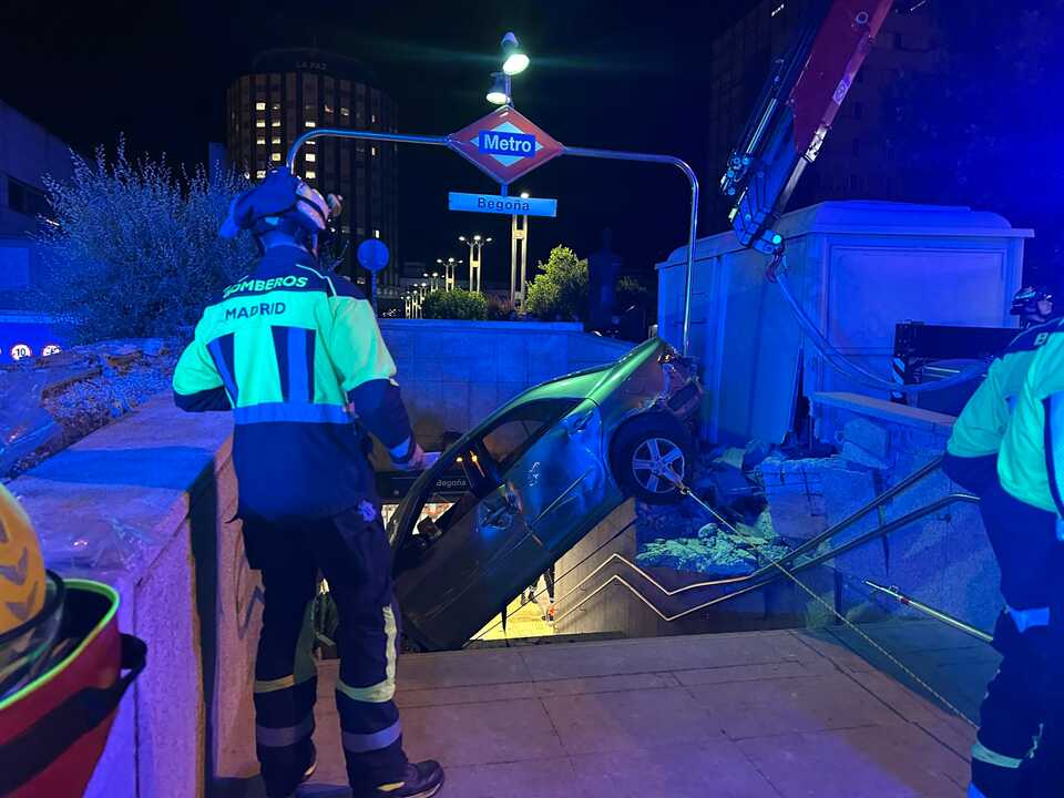 Coche se precipita por las escaleras del Metro de Begoña en impactante accidente