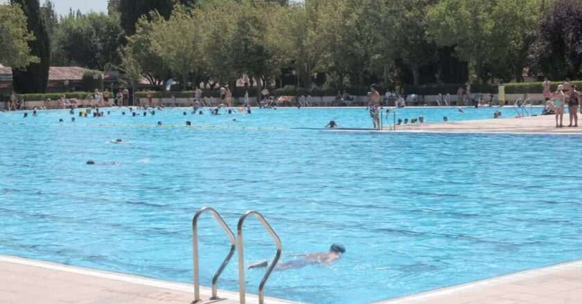 Descubre libros gratis escaneando QR en las piscinas de Madrid
