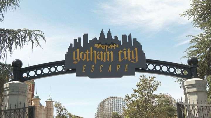 Hombre de 49 años sufre lesiones graves en accidente en la montaña rusa Batman del Parque Warner Madrid