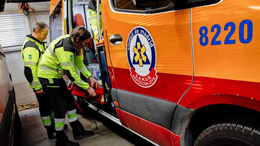 Motociclista gravemente herido tras accidente con coche en la calle Embajadores
