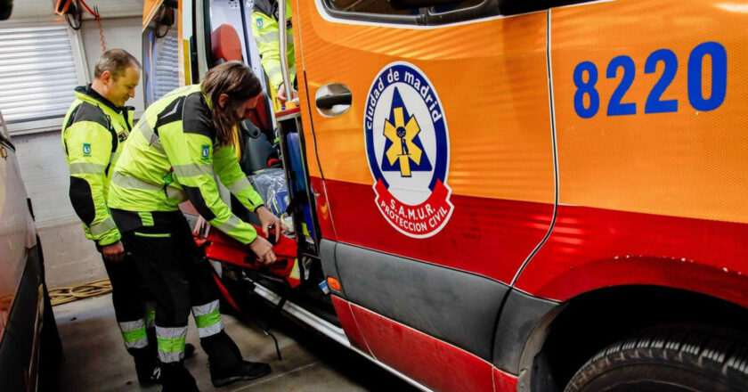 Motociclista gravemente herido tras accidente con coche en la calle Embajadores