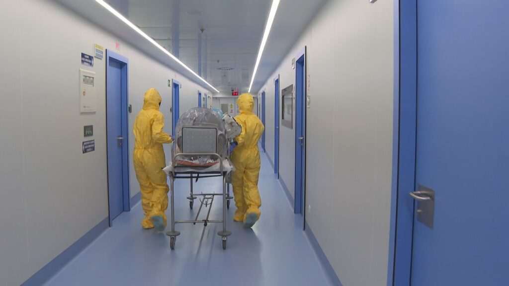Paciente infectado con el virus Crimea-Congo es trasladado de Salamanca a Madrid para tratamiento médico urgente