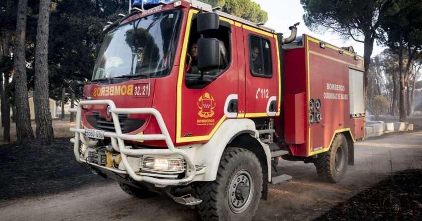 Madrid refuerza la lucha contra incendios en Segovia con 5 dotaciones y 3 helicópteros cerca del Parque Nacional de Guadarrama