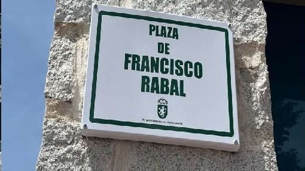 Exalcaldes de Alpedrete restauran el busto vandalizado de Francisco Rabal