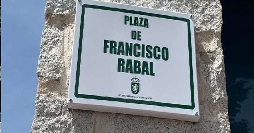 Exalcaldes de Alpedrete restauran el busto vandalizado de Francisco Rabal