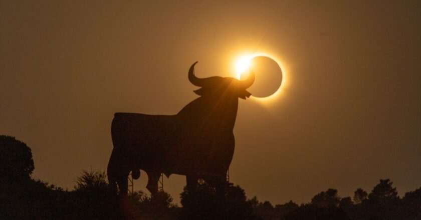 El número 12.826 del eclipse se agota en San Lorenzo de El Escorial para la Lotería de Navidad