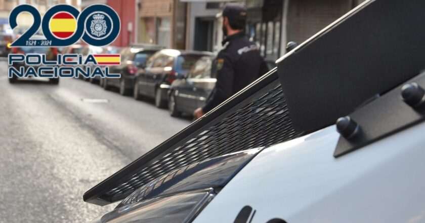 Detenidos dos atracadores armados con pistola, hacha y pico en tiendas de alimentación