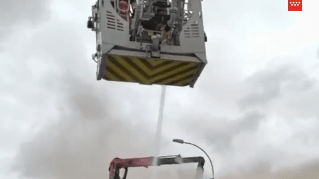 Bomberos Controlan Gran Incendio de Camión en la M-50, Getafe: Todos los Detalles