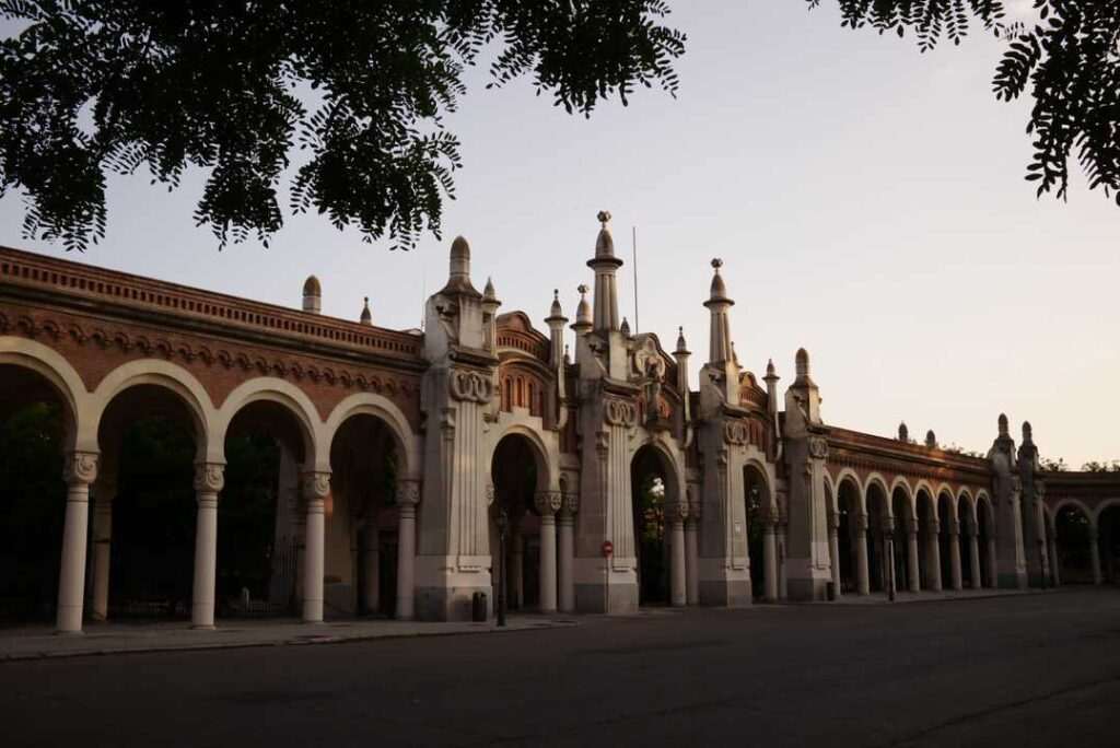 Descubre las tumbas más emblemáticas de Madrid: un recorrido por los grandes escritores, artistas y políticos que reposan en la ciudad.