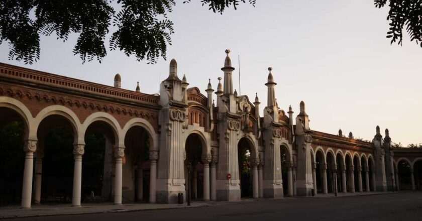 Descubre las tumbas más emblemáticas de Madrid: un recorrido por los grandes escritores, artistas y políticos que reposan en la ciudad.