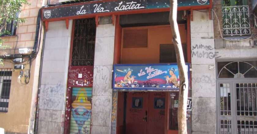 Descubre los barrios emblemáticos que dieron vida a la Movida madrileña en los años 80