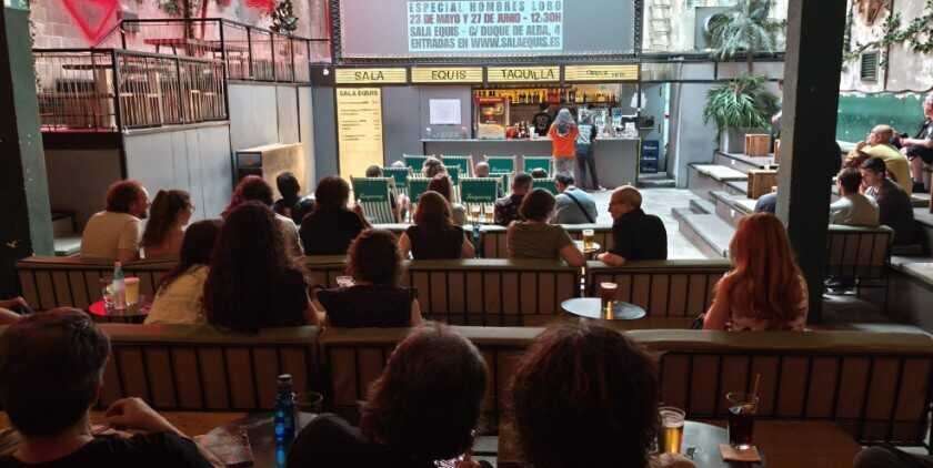 Humor y momias: la divertida experiencia del cine cutre en Madrid