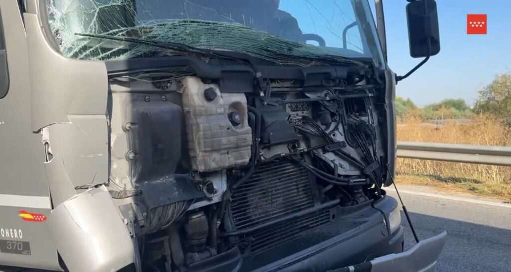 Impactante accidente de camiones en la M-203 deja un herido grave