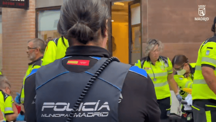 Accidente grave: Colisión frontal entre coche de Policía y motocicleta deja tres heridos, uno en estado crítico