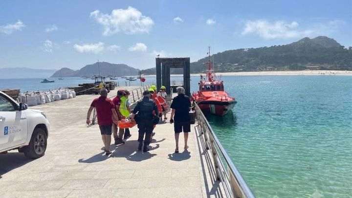 Madrileño de 70 años evacuado de las Islas Cíes tras sufrir una caída grave